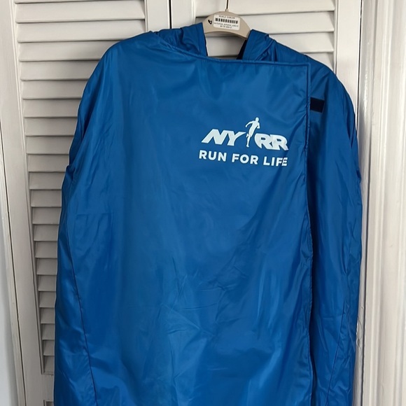 NYC Marathon Finisher poncho 🗽 - Picture 4 of 4